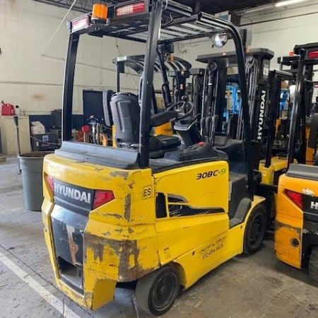 Used 2017 HYUNDAI 30BC-9 Electric Forklift for sale in Garland Texas