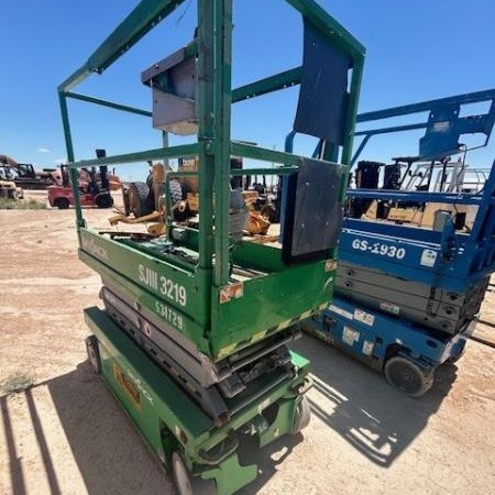 Used 2004 SKYJACK SJIII3219 Scissor Lift for sale in Odessa Texas