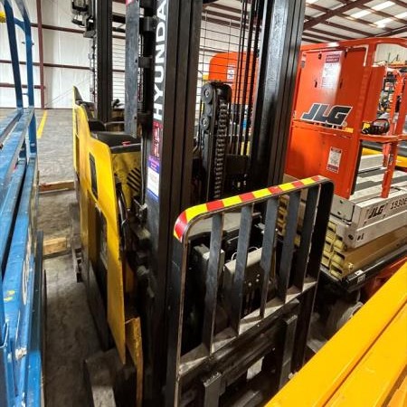 Used 2017 HYUNDAI 20BRP-9 Narrow Aisle Forklift for sale in Houston Texas