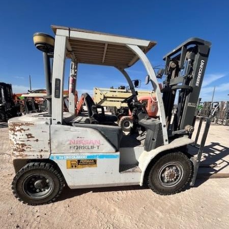 Used 2014 NISSAN MW1F4A35V Pneumatic Tire Forklift for sale in Odessa Texas