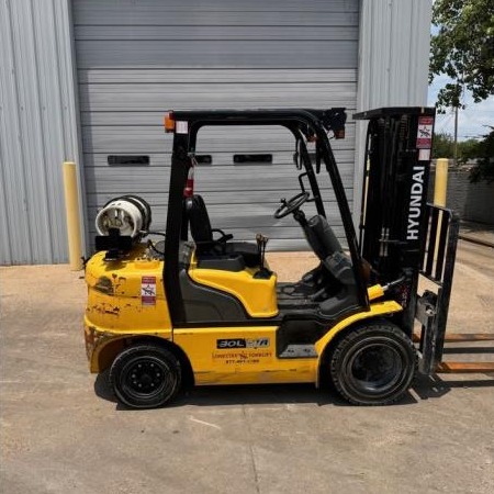 Used 2017 HYUNDAI 30L-7A Pneumatic Tire Forklift for sale in Garland Texas