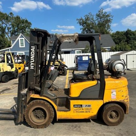 Used 2021 HYUNDAI 25L-7A Pneumatic Tire Forklift for sale in Houston Texas