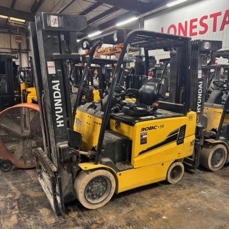 Used 2017 HYUNDAI 30BC-9 Electric Forklift for sale in Garland Texas