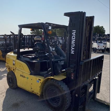 Used 2017 HYUNDAI 35D-9 Pneumatic Tire Forklift for sale in Midland Texas