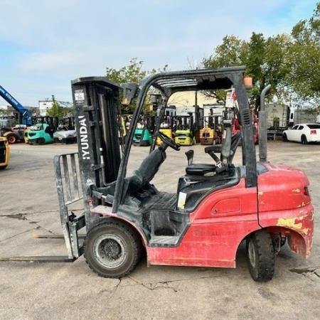 Used 2018 HYUNDAI 25D-9 Pneumatic Tire Forklift for sale in Richland Hills Texas