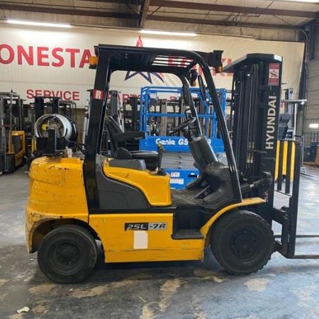 Used 2018 HYUNDAI 25L-7A Pneumatic Tire Forklift for sale in Garland Texas